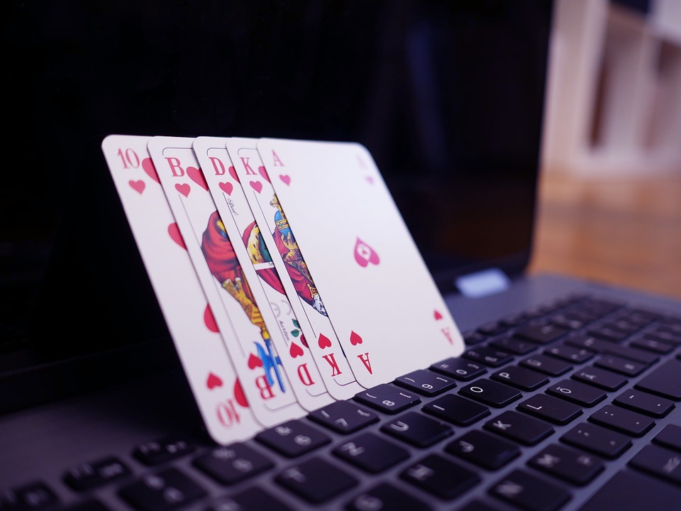 poker cards with laptop