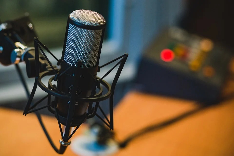 Podcast vs. Blog: What is Right for Your Business?