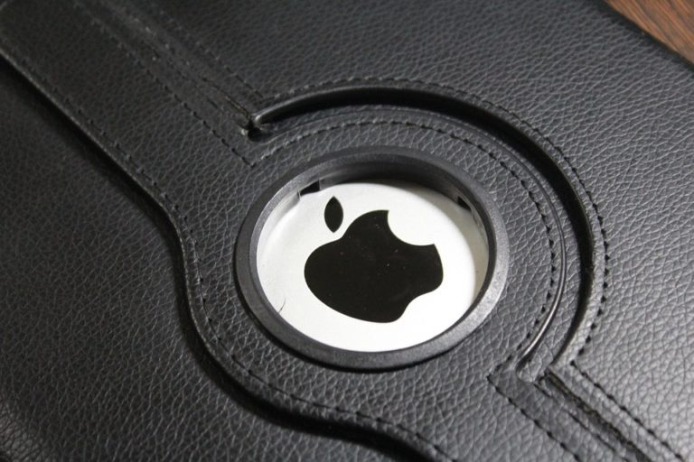 Apple-logo-on-the-back-of-an-iPad-768x512