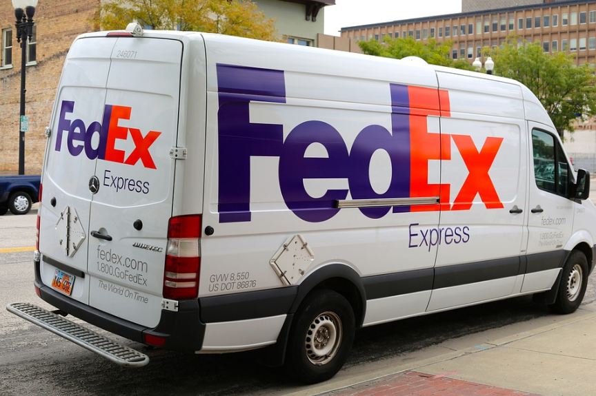 FedEx-logo-FedEx-van-logo-on-van