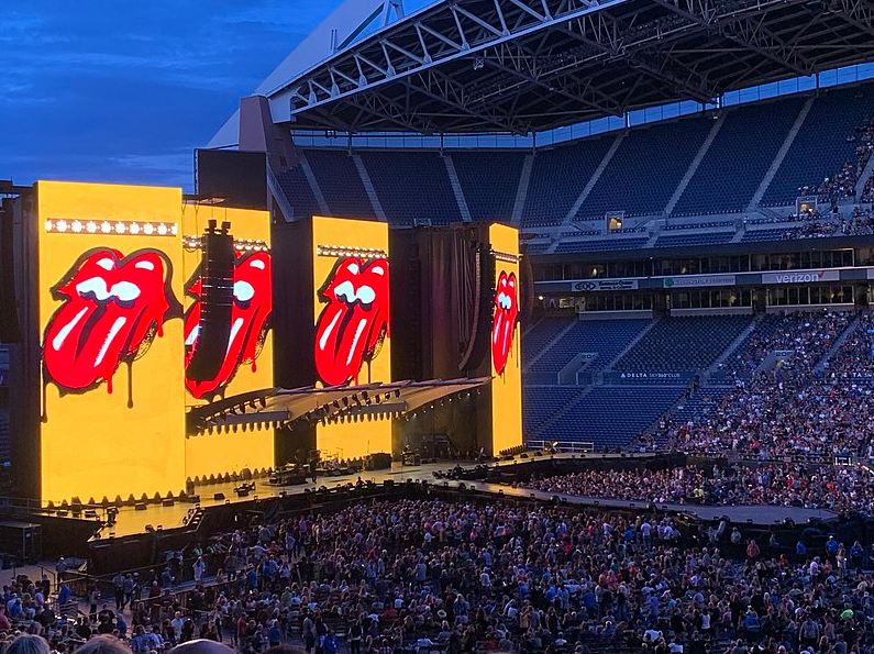 Rolling-Stones-logo-shown-in-the-stage-of-the-bands-pre-show