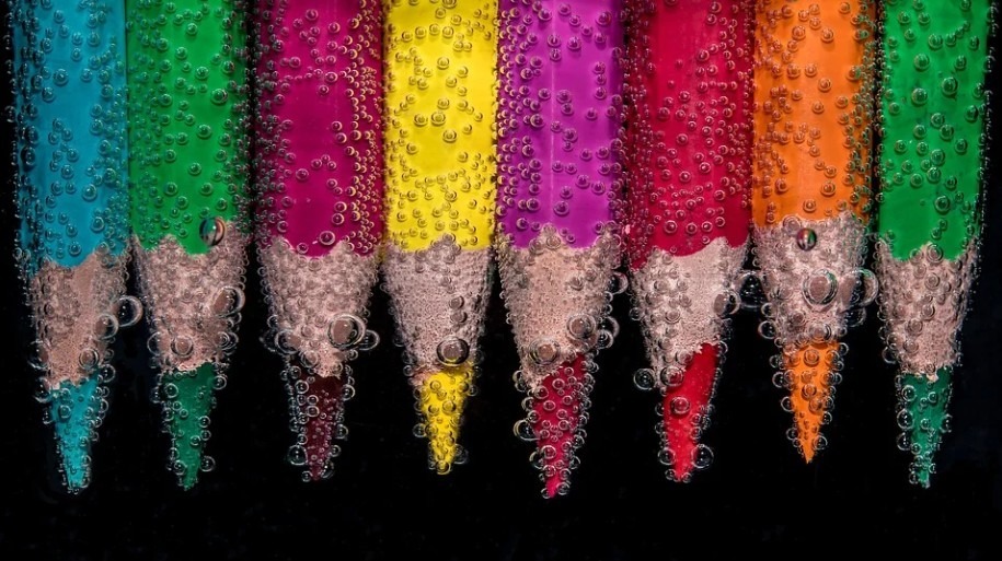 color-pencils-submerge-on-water